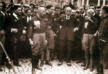 Marcia su Roma, Mussolini e camicie nere nel 1922.