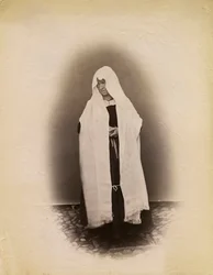 Donna che indossa abiti da vedova, Parre, Lombardia, Italia, fotografia di Premiata Fotografia Taramelli, Bergamo