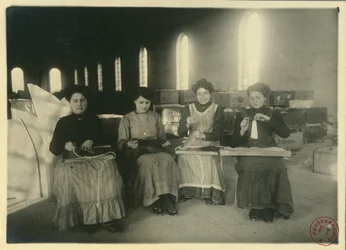 Donne che lavorano in un laboratorio di passamaneria, Italia, fotografia di F Trembini