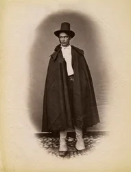 Giovane uomo con mantello e cappello, Parre, Lombardia, Italia, fotografia di Premiata Fotografia Taramelli, Bergamo