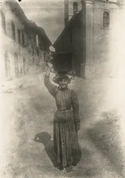 Giovane donna con abiti tradizionali, Roccaraso, Abruzzo, Italia, 1905 ca.