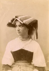 Giovane donna con abito tradizionale e copricapo, campagna romana, Lazio, Italia, 1905 ca.