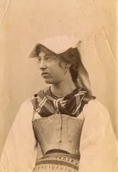 Giovane donna con abito tradizionale e copricapo, campagna romana, Lazio, Italia, 1905 ca.