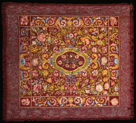 Tappeto da tavolo italiano ricamato con sete colorate vivaci con un medaglione centrale di rose in un campo di gigli e fiori più grandi
