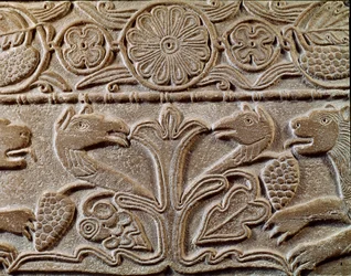 Archeologia del Medioevo. Arte barbarica della Lombardia: pluteo della Principessa Teodote, amante del Re Cuniperto detto il Pio. Dettaglio della lastra con grifoni, circa 720. Arte longobarda, marmo. Pavia