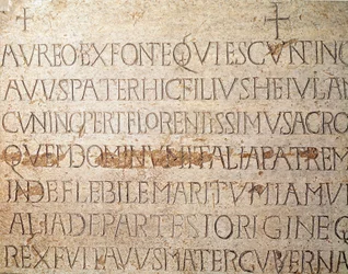 Archeologia del Medioevo. Arte barbarica della Lombardia: lapide del re longobardo Cuniperto, detto il Pio (Cuniperto, 678-700). Arte longobarda. Pavia, Museo Civico, Sezione Archeologica