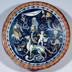 Coppa di maiolica di Cafaggiolo decorata con animali fantastici