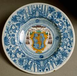Stemma cardinalizio. Piatto in ceramica prodotto a Deruta, Italia. 1620 circa, Firenze, Museo Nazionale del Bargello
