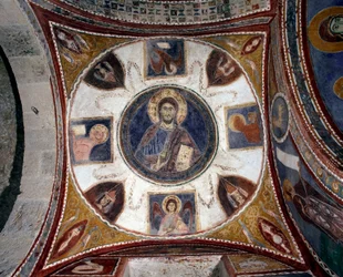 Cristo che benedice circondato dai simboli degli evangelisti. Affresco del XIII secolo, scuola italiana. Volta 15 della cripta della Cattedrale di Anagni, Italia
