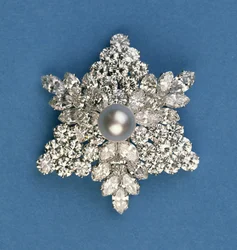 Spilla a fiocco di neve con diamanti circolari e marquise di Bulgari