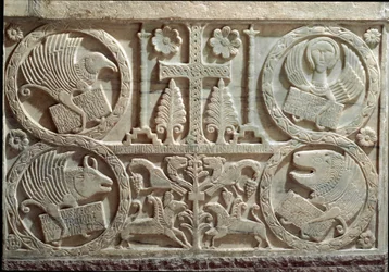 Dettaglio di stucco con simboli dei quattro evangelisti (tetramorfo): l