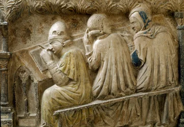 Dettaglio che rappresenta studenti che seguono il corso di Bonifacio Galluzzi (Lapide funeraria, circa 1346)