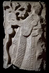 Figura di vescovo, frammento da gruppo raffigurante processione battesimale, bassorilievo in marmo, Italia
