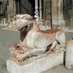 Grifone sdraiato su un plinto, metà del XIII secolo