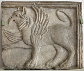 Grifone o gripo. Bassorilievo scolpito, marmo, Venezia, Italia, XII secolo. Galleria Nazionale, Palazzo Sternberg, Praga, Repubblica Ceca.