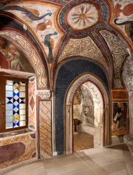 Vista interna della cappella di San Gregorio decorata con affreschi di influenze bizantine realizzati dalla scuola romana dei primi del XIII secolo. Monastero di San Benedetto (Sacro Speco), Subiaco (Roma), Italia