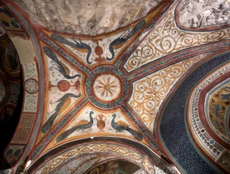 Vista interna della cappella di San Gregorio decorata con affreschi di influenze bizantine realizzati dalla scuola romana dei primi del XIII secolo. Monastero di San Benedetto (Sacro Speco), Subiaco (Roma), Italia