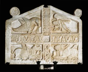 Scultura in marmo con simboli degli evangelisti (tetramorfo). Scultore lombardo anonimo del IX secolo. Fara Sabina, Abbazia di Farfa