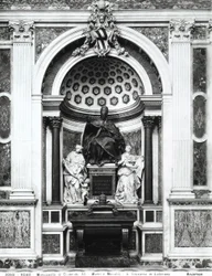 Monumento a Papa Clemente XII (1652-1740) con urna e colonne di porfido dal Pantheon, tra Temperanza (sinistra) e Prudenza (destra) nella Cappella Corsini
