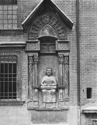 Monumento a Virgilio, Palazzo del Podestà, Piazza Dante, 1220