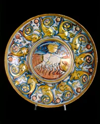 Piatto con due mani che si stringono, opera della manifattura di Gubbio