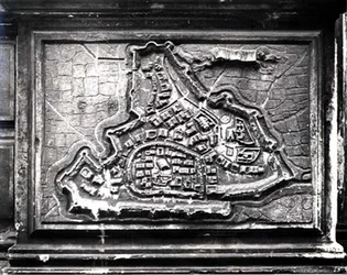 Mappa in Rilievo dalla Facciata della Chiesa che mostra la Città Fortezza di Modon durante la Guerra di Candia 1645-69 tra i Veneziani e i Turchi, commissionata dalla Famiglia Barbaro