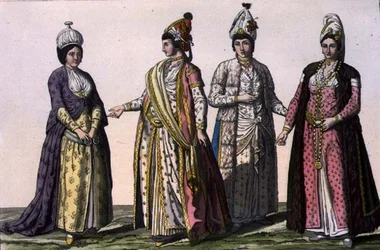 Tre donne con abiti alla moda invernale, primaverile ed estiva (da sinistra a destra) e una con abiti alla moda per la gravidanza, tavola 59 della Parte III, Volume I di «La storia delle nazioni», incisa da V. Raineri