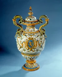 Vaso con manici intrecciati in maiolica