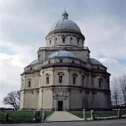 Veduta di Santa Maria della Consolazione, progettata da Cola da Caprarola e completata da Ambrosio Barocci e Francesco da Vita, costruita 1508-24