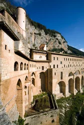 Vista del Monastero di San Benedetto (Sacro Speco) costruito dal XII secolo, Subiaco (Roma), Italia