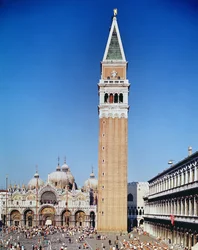 Veduta del campanile e della basilica di San Marco