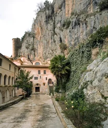 Vista del cortile dei Corvi, Monastero di San Benedetto (Sacro Speco) costruito dal XII secolo, Subiaco (Roma), Italia