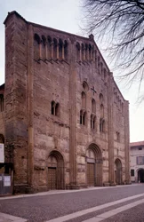 Vista della facciata della chiesa di San Michele Maggiore