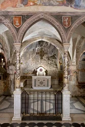 Vista del presbiterio della Chiesa Superiore con l