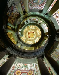 Veduta della scala a chiocciola in pietra che guarda verso il soffitto, progettata da Jacopo Vignola (1505-73) e dai suoi successori, 1557-83