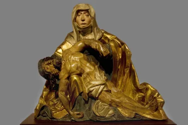 Vergine della misericordia a Cristo morto intorno al 1510-1520, regione del Tirolo meridionale, scultura di predella in legno dipinto e dorato, conservata al Museo Bonnat di Bayonne. Fotografia di Selva, 2008