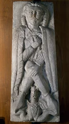 Guerriero accovacciato con drago, bassorilievo in pietra