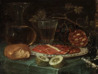 Natura morta con pezzo di pane, caraffa di vetro, bicchiere di vino, piatto con prosciutto e salsiccia di prosciutto, limone e coltello con manico di madreperla