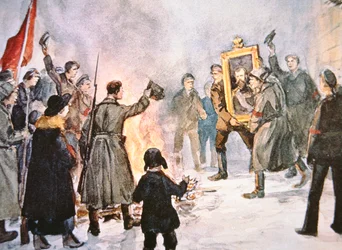Soldati bolscevichi pronti a bruciare un ritratto dello Zar, durante la Rivoluzione Russa del 1917