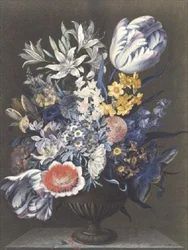 Urna con fiori su un tavolo di marmo