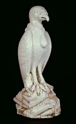 Una delle due grandi figure bianche di Meissen di avvoltoi