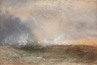 Mare tempestoso che si infrange su una riva