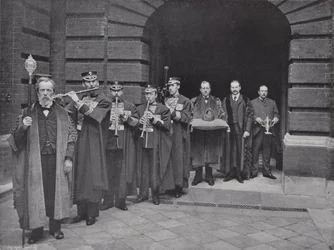 Giorno delle elezioni alla Girdlers Hall, la processione della corona