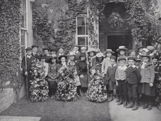 Giornata della ghirlanda ad Abbotsbury, bambini con ghirlande