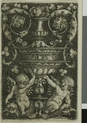 Ornamento con vaso e due geni ai piedi