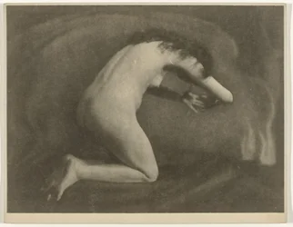 Nudo femminile inginocchiato