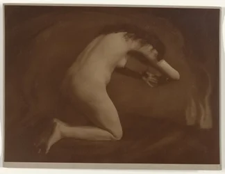 Nudo femminile inginocchiato