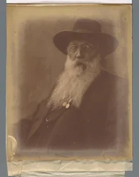 Ritratto di un uomo con barba e cappello e un sigaro in bocca