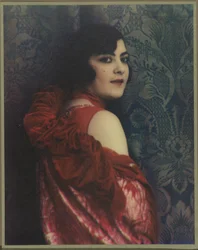 Ritratto di una donna in un vestito rosso