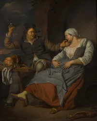 Una coppia seduta che beve vino